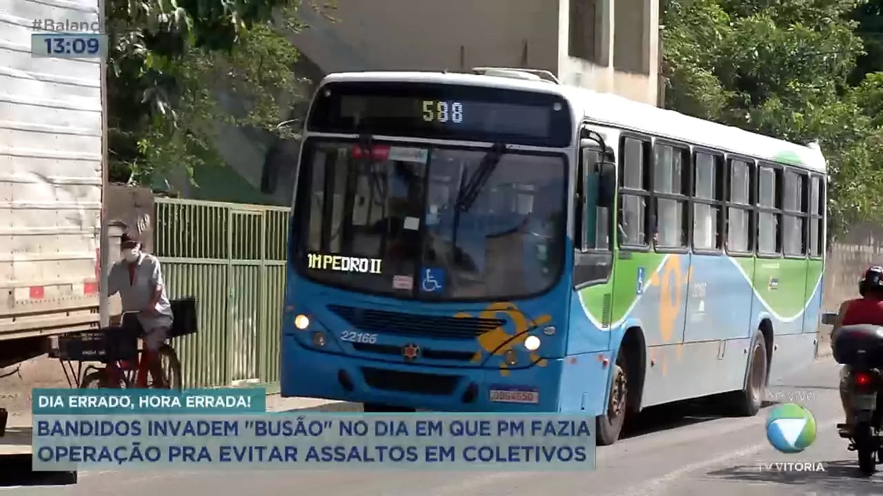 Bandidos invadem "busão" no dia em que PM fazia operação