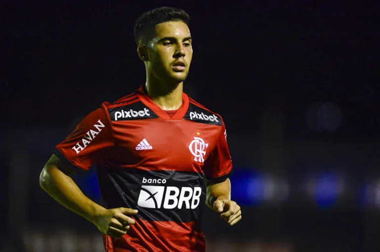Ponte Preta oficializa meia capixaba Yuri de Oliveira, ex-Flamengo, para Série B