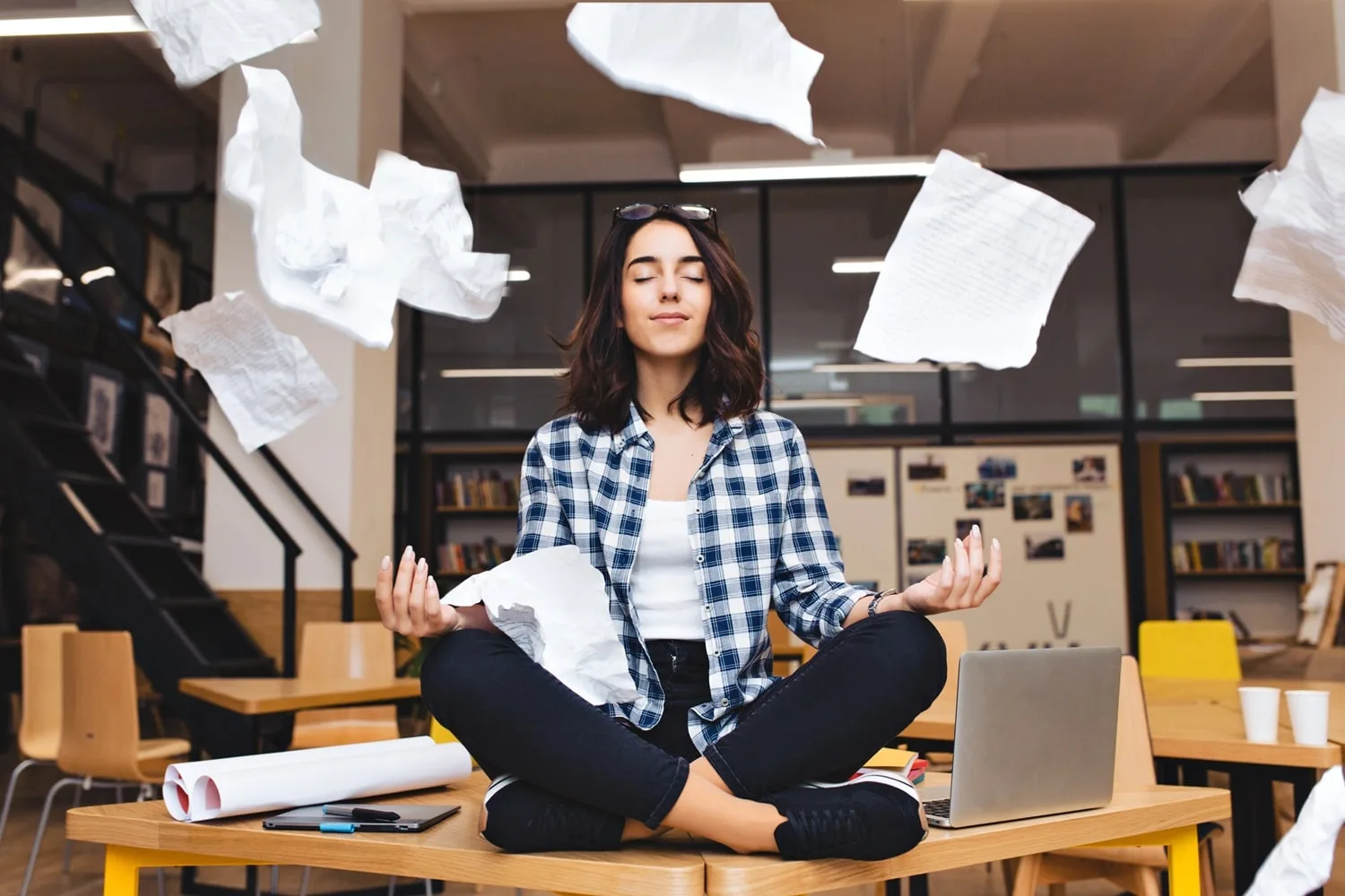 Mulher meditando em mesa de computador