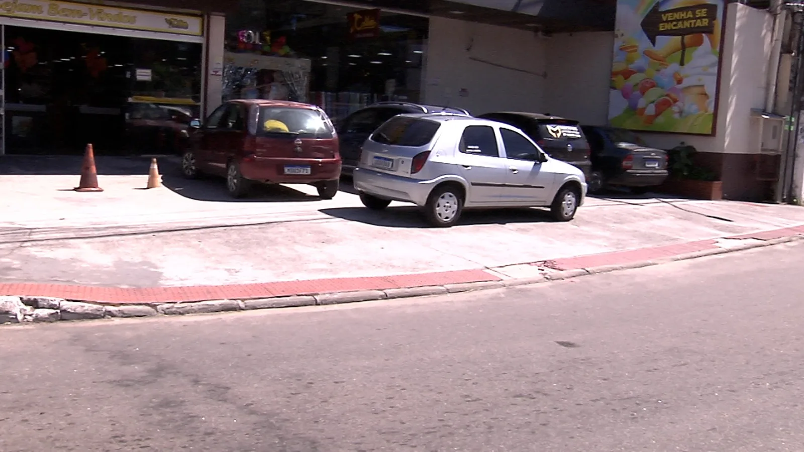 Casal vai preso após furtar dois chocolates de loja em Vila Velha