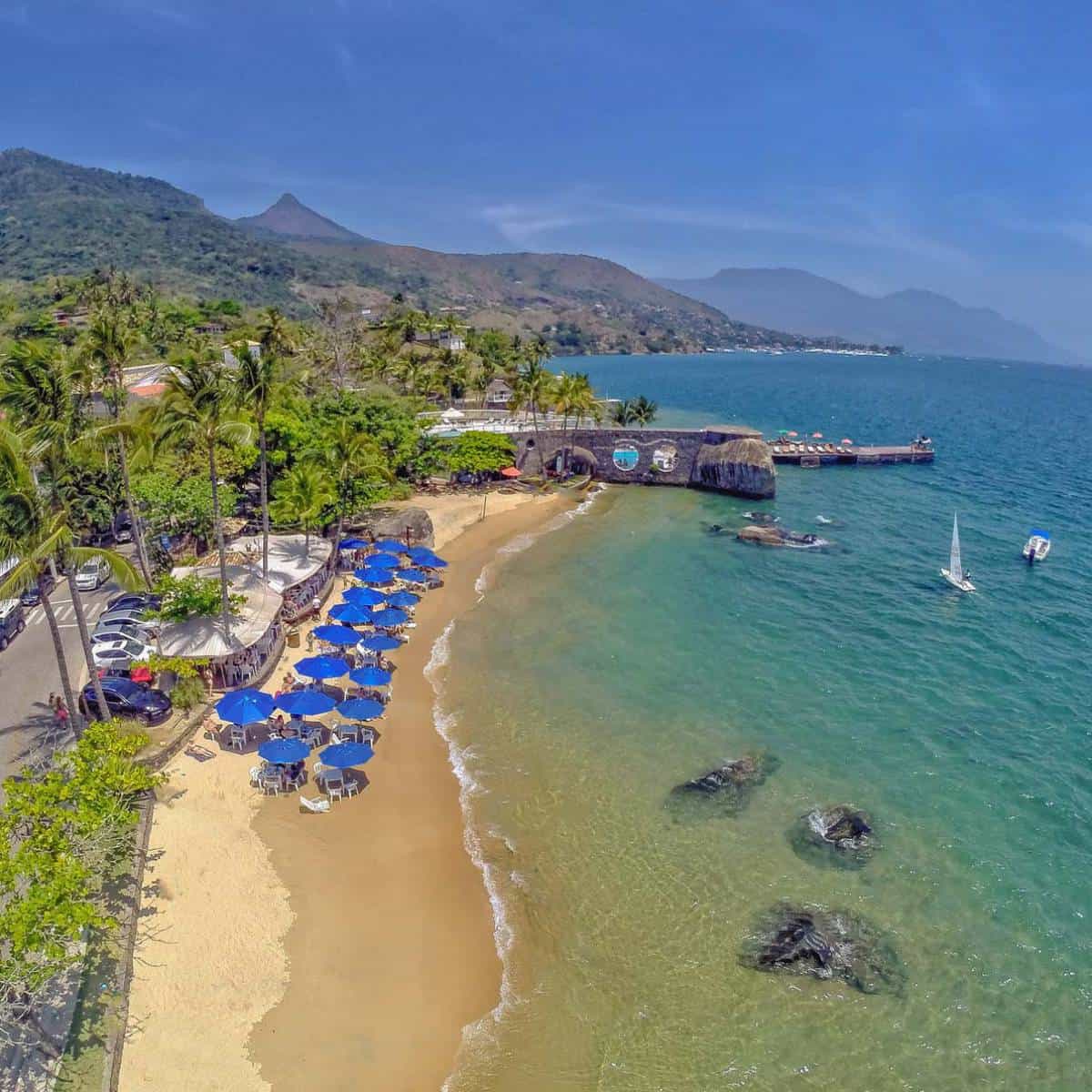 Turistas e moradores esperam até 5h para travessia na balsa de Ilhabela