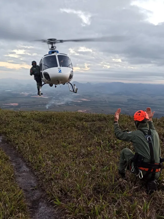 VÍDEO | Helicóptero do Notaer resgata 4 jovens presos em trilha do Mestre Álvaro, na Serra