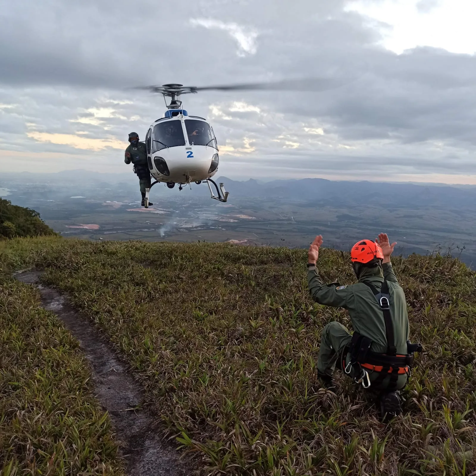 VÍDEO | Helicóptero do Notaer resgata 4 jovens presos em trilha do Mestre Álvaro, na Serra