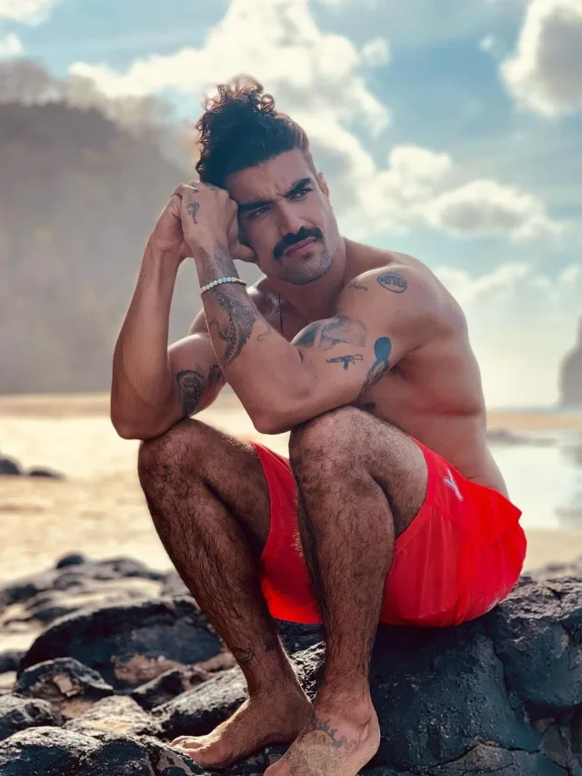 Caio Castro fica pelado e foto de bumbum avantajado leva fãs à loucura
