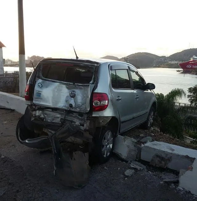 Motorista bate carro e quase despenca na Curva do Saldanha, em Vitória