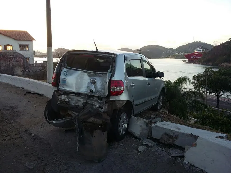 Motorista bate carro e quase despenca na Curva do Saldanha, em Vitória