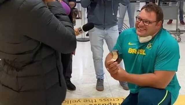 VÍDEO | Darlan Romani volta ao Brasil com medalha de ouro e pede mulher em casamento