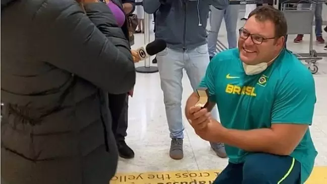 VÍDEO | Darlan Romani volta ao Brasil com medalha de ouro e pede mulher em casamento