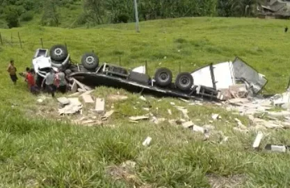 VÍDEO | Motorista fica preso às ferragens e morre após grave acidente em rodovia do ES