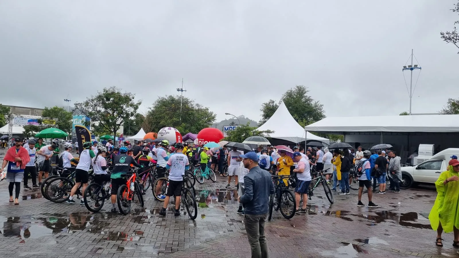 Mesmo com chuva, pedalaço é mantido para a inauguração da ciclovia na Terceira Ponte