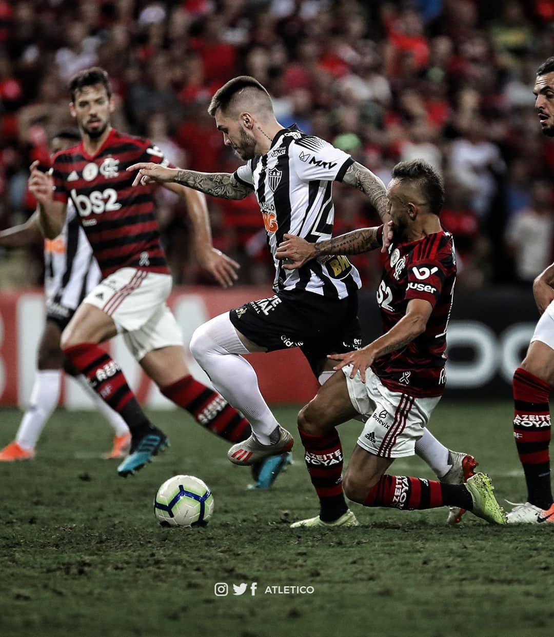 Defensores do Atlético-MG lamentam gol de bola parada