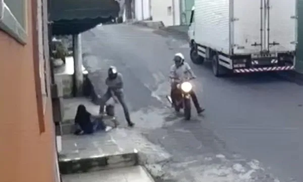 VÍDEO | Jovem cai depois de ser rendida em assalto e suspeito dispara