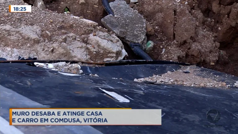 Muro desaba e atinge casa e carro