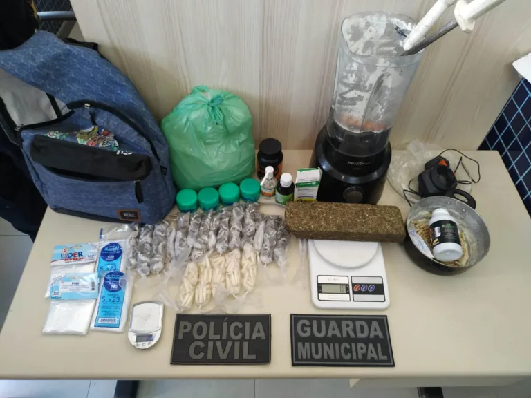 Esposa do chefe do tráfico em Argolas é presa com mochila cheia de drogas