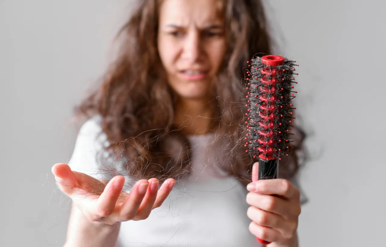 Queda de cabelo: principais causas, cuidados essenciais e tratamento