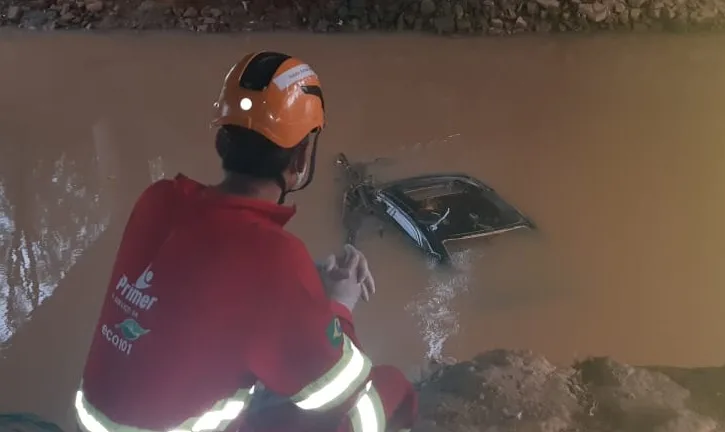 Carro cai em rio às margens da Rodovia do Contorno, em Cariacica