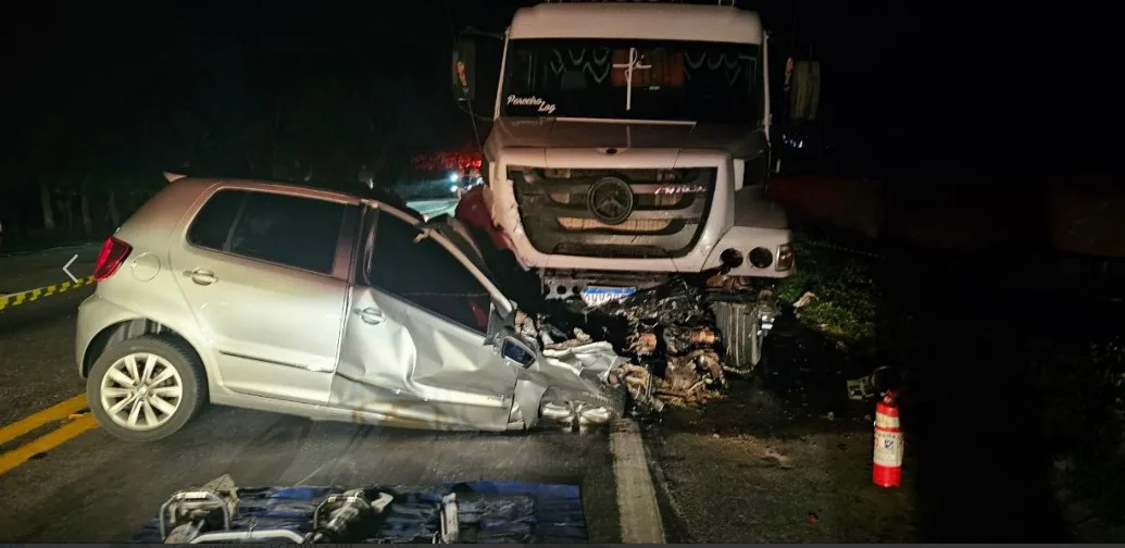 Mulher morre em grave acidente entre carro e carreta na BR-101