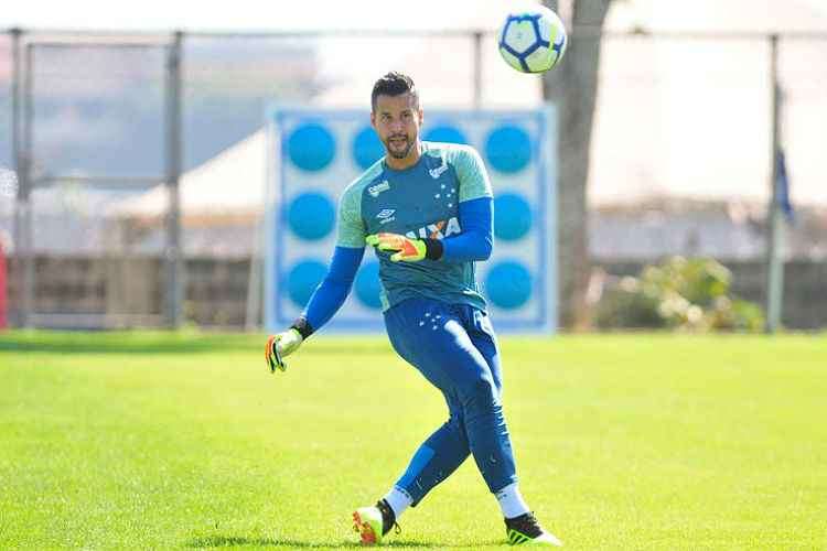 Jogar bem com os pés vira obrigação para goleiros no Brasil