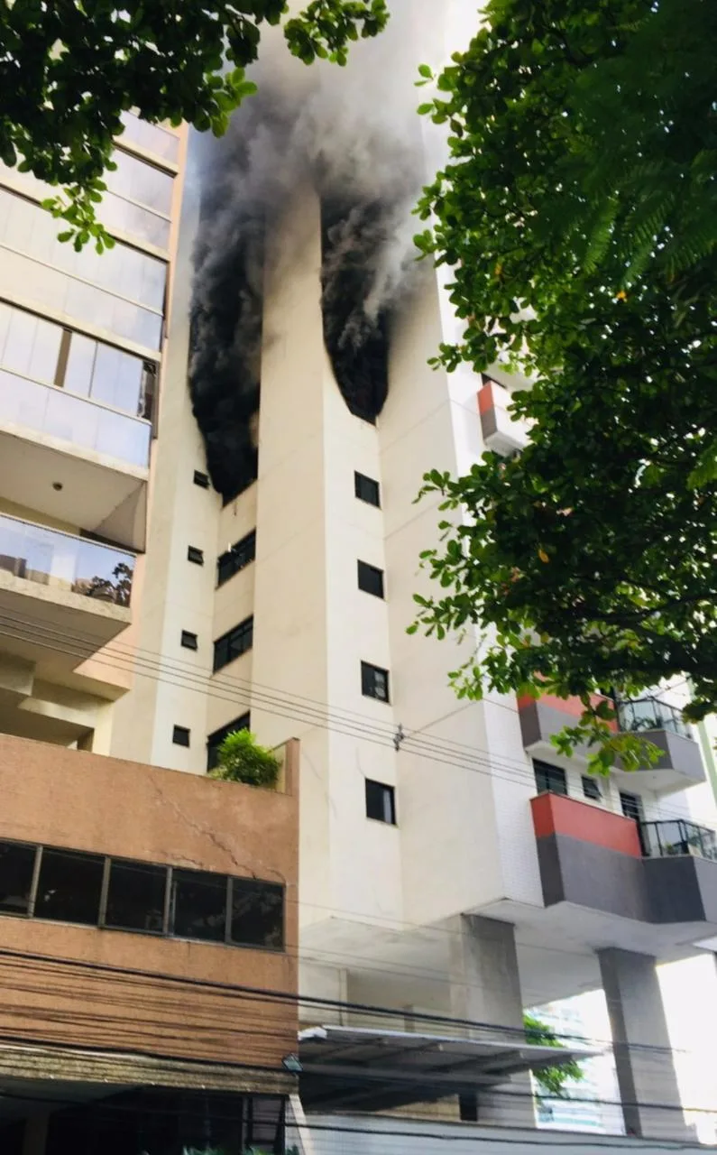 Incêndio atinge apartamento de prédio na Praia da Costa