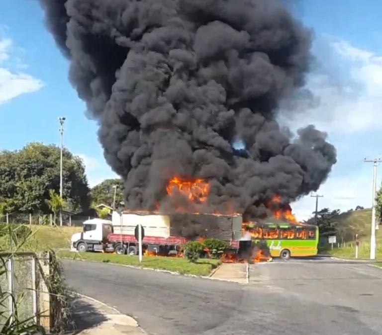 VÍDEO | Ônibus bate em carreta e pega fogo na divisa do ES com o Rio de Janeiro