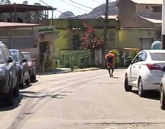 Dupla invade lanchonete para furtar balas e salgadinhos em Cariacica