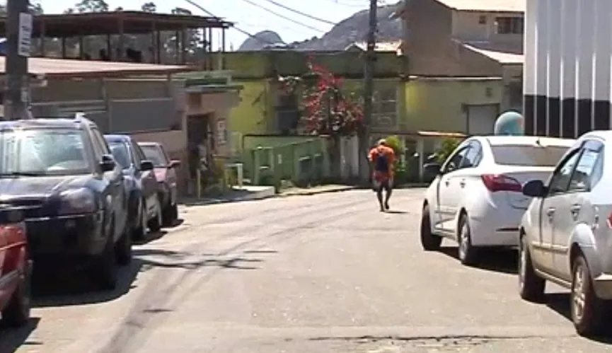 Dupla invade lanchonete para furtar balas e salgadinhos em Cariacica