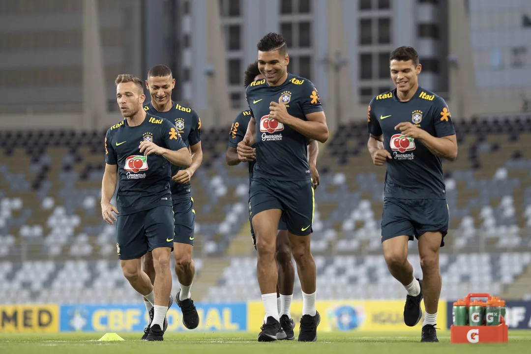 Com 9 jogadores, seleção faz 1º treino em Abu Dabi; Thiago Silva exalta Rodrygo