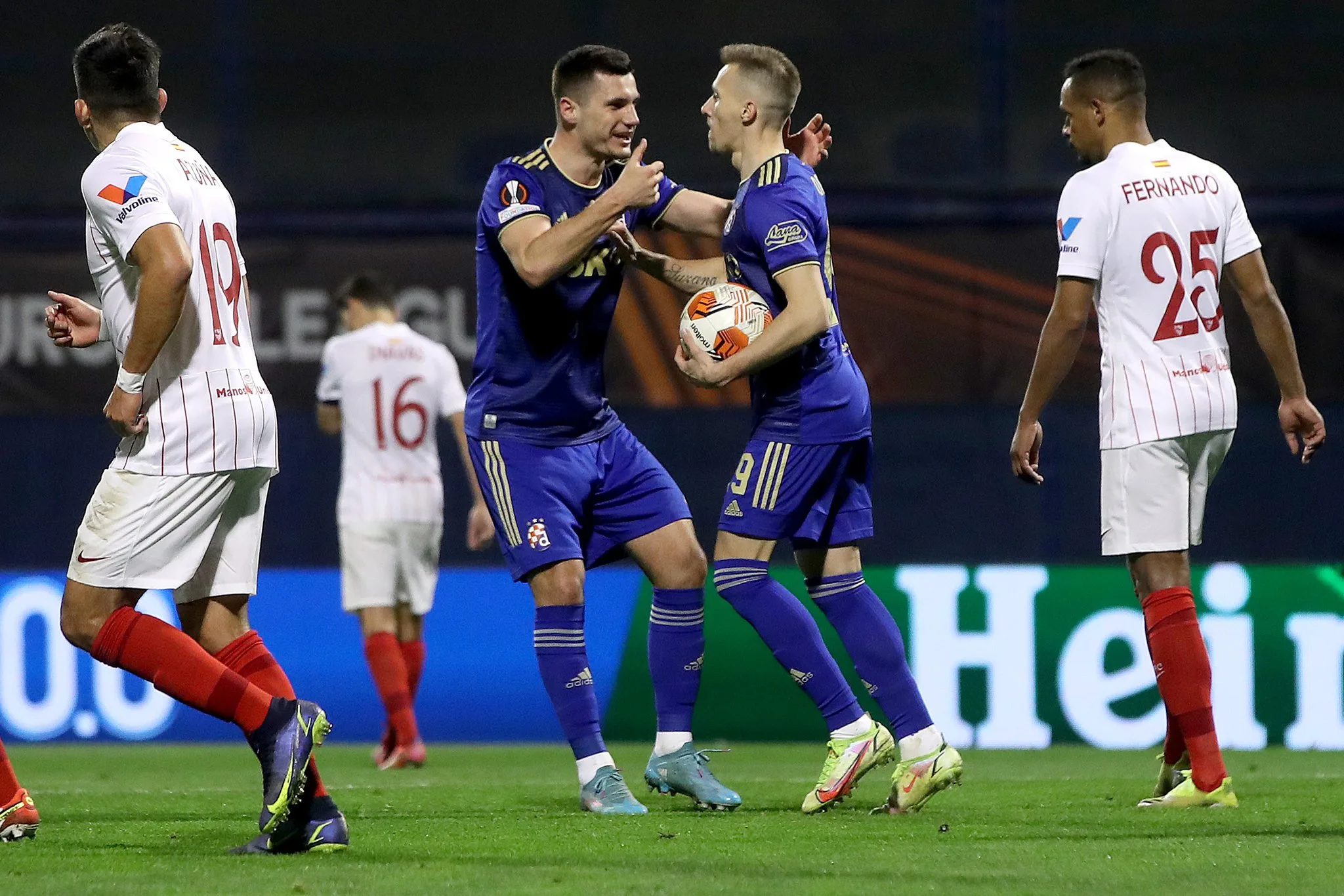 Visando 7º título, Sevilla perde para Dínamo Zagreb, mas avança na Liga Europa