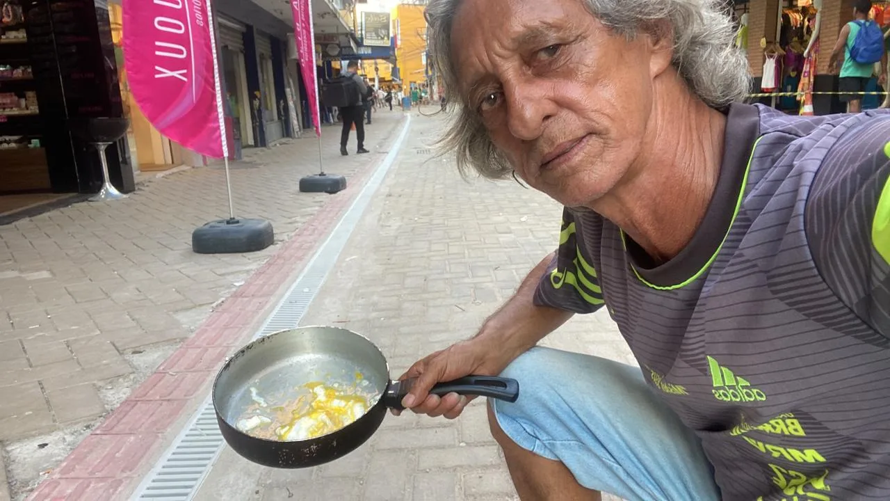 VÍDEO | Sósia de Jorge Jesus frita ovo em calçada de Cachoeiro: "Está um forno"