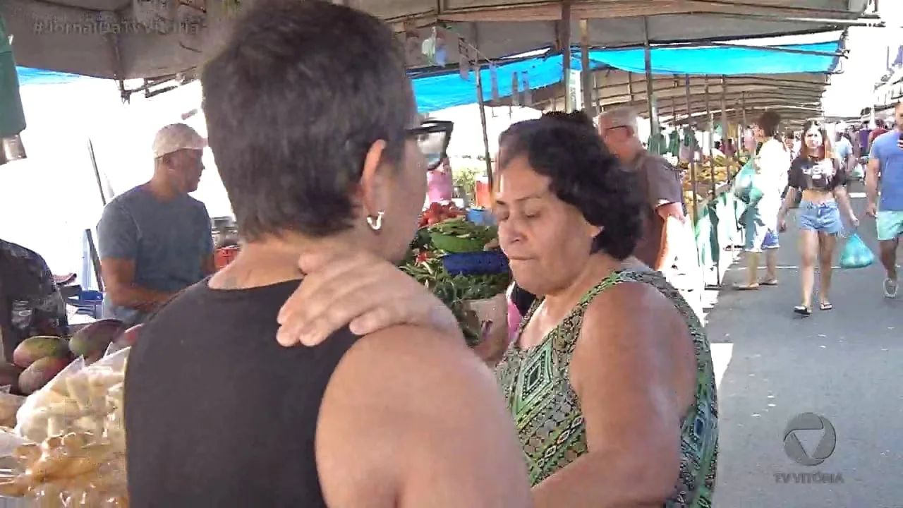 Feirantes animados ganham a preferência dos consumidores