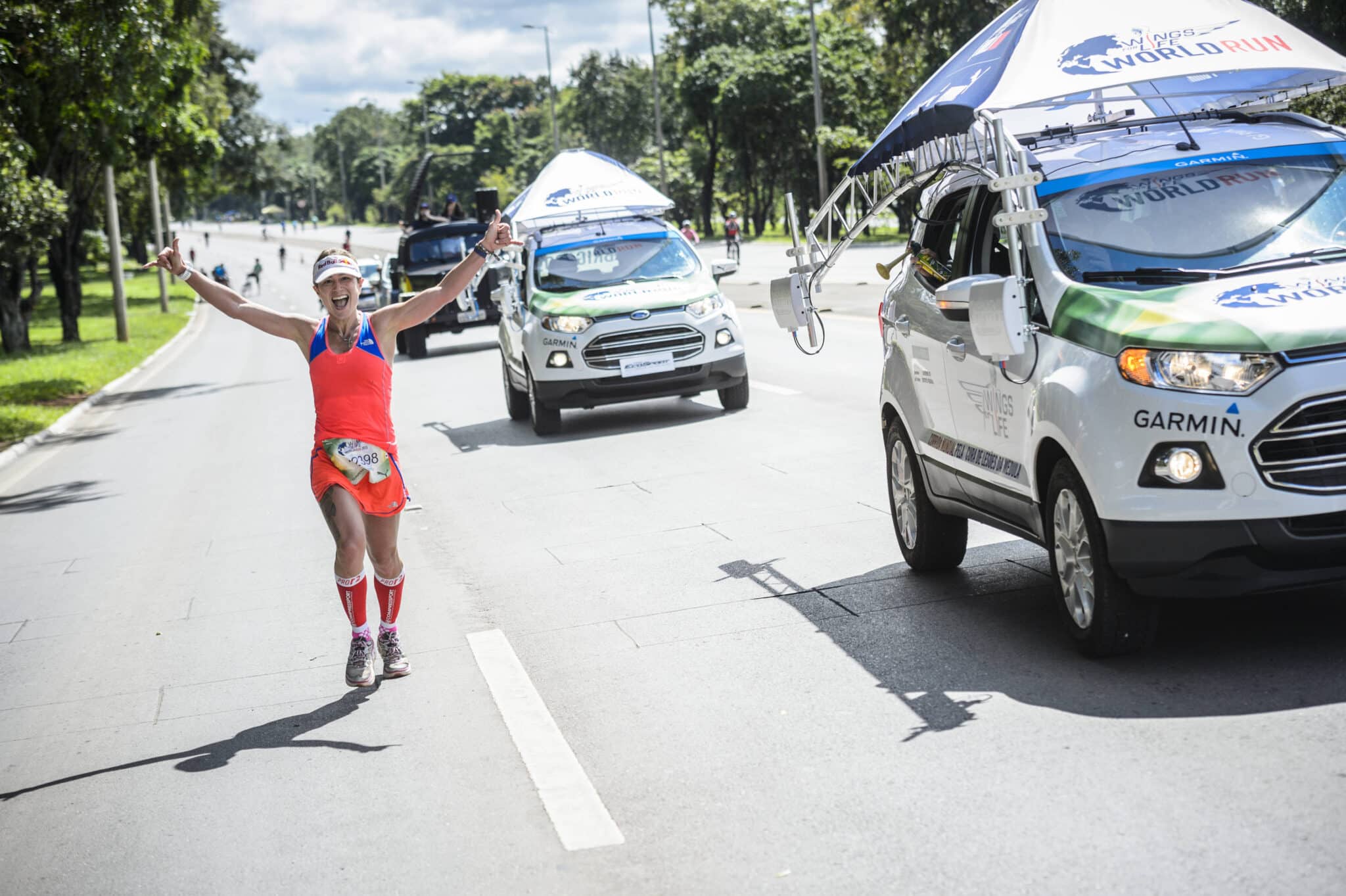 Ultramaratonista Fernanda Maciel ao lado da linha de chegada móvel da Wings for Life World Run

(Foto: Marcelo Maragni / Red Bull Content Pool)