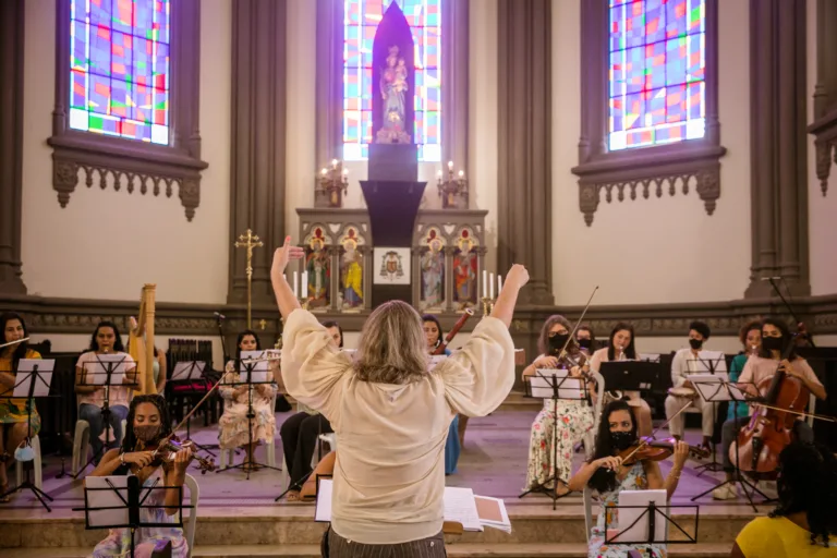 "Nós também podemos comandar", diz maestra de orquestra no ES