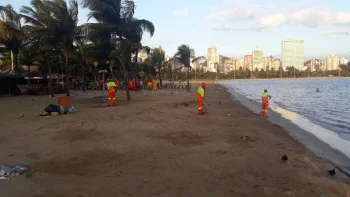 Quase 30 toneladas de lixo são retiradas da areia das praias em Vitória