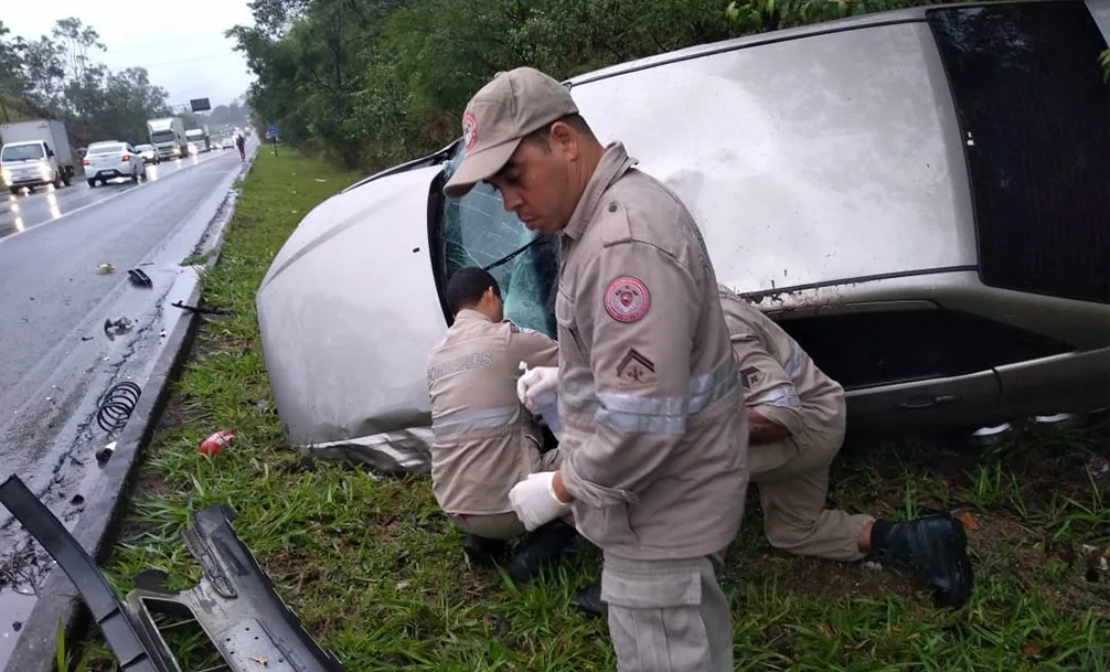 Capotamento deixa uma pessoa ferida na BR-101