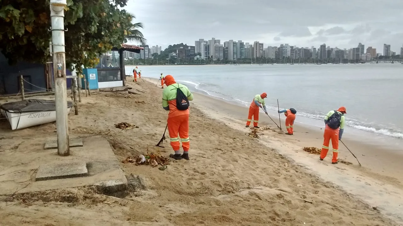 Em 15 dias, já foram recolhidas mais de 300 toneladas de lixo nas praias de Vitória