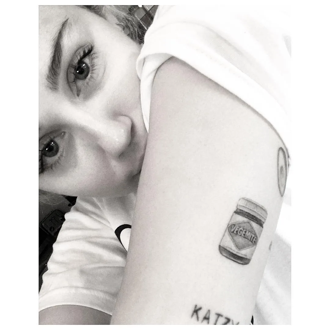 Miley Cyrus faz nova tatuagem, desta vez em homenagem a Liam Hemsworth