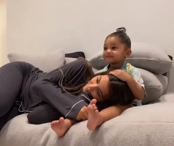 Kylie Jenner exibe reação da filha ao deitar no colo dela: 'Não tenha medo, mamãe'