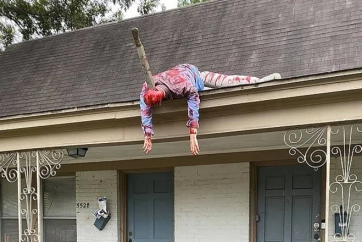 Assustador! Casa com decoração de Halloween atrai policias diariamente