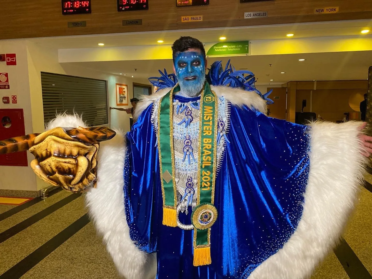 Mister Brasil Bruno Ferraz usa fantasia de R$ 30 mil no carnaval