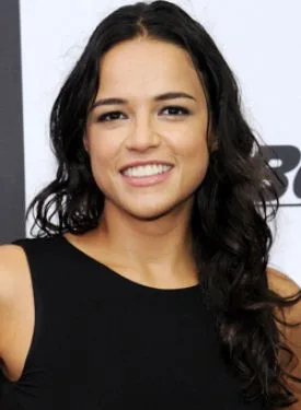 Michelle Rodriguez diz que usar prótese peniana em filme fez com que ela se sentisse mais mulher