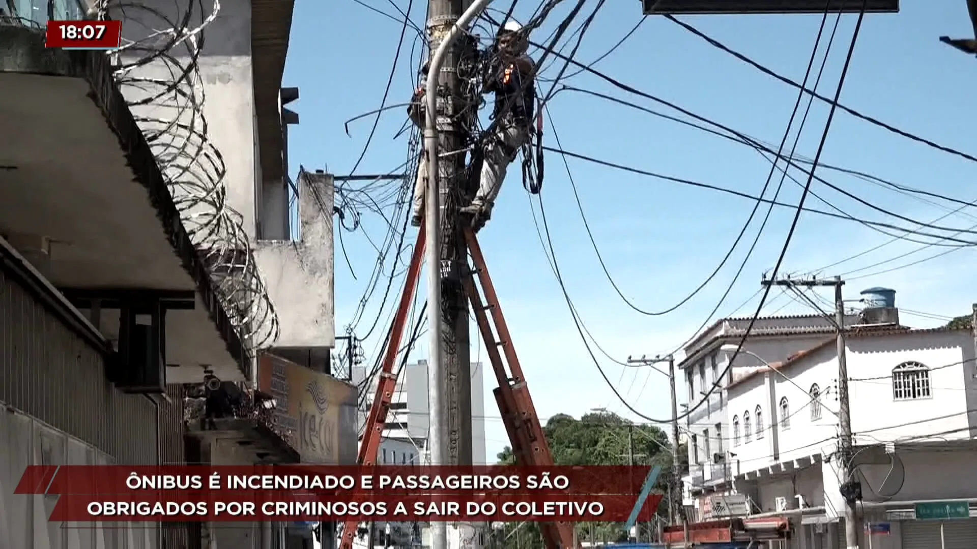 Ônibus é incendiado e passageiros são obrigados por criminosos a sair do coletivo