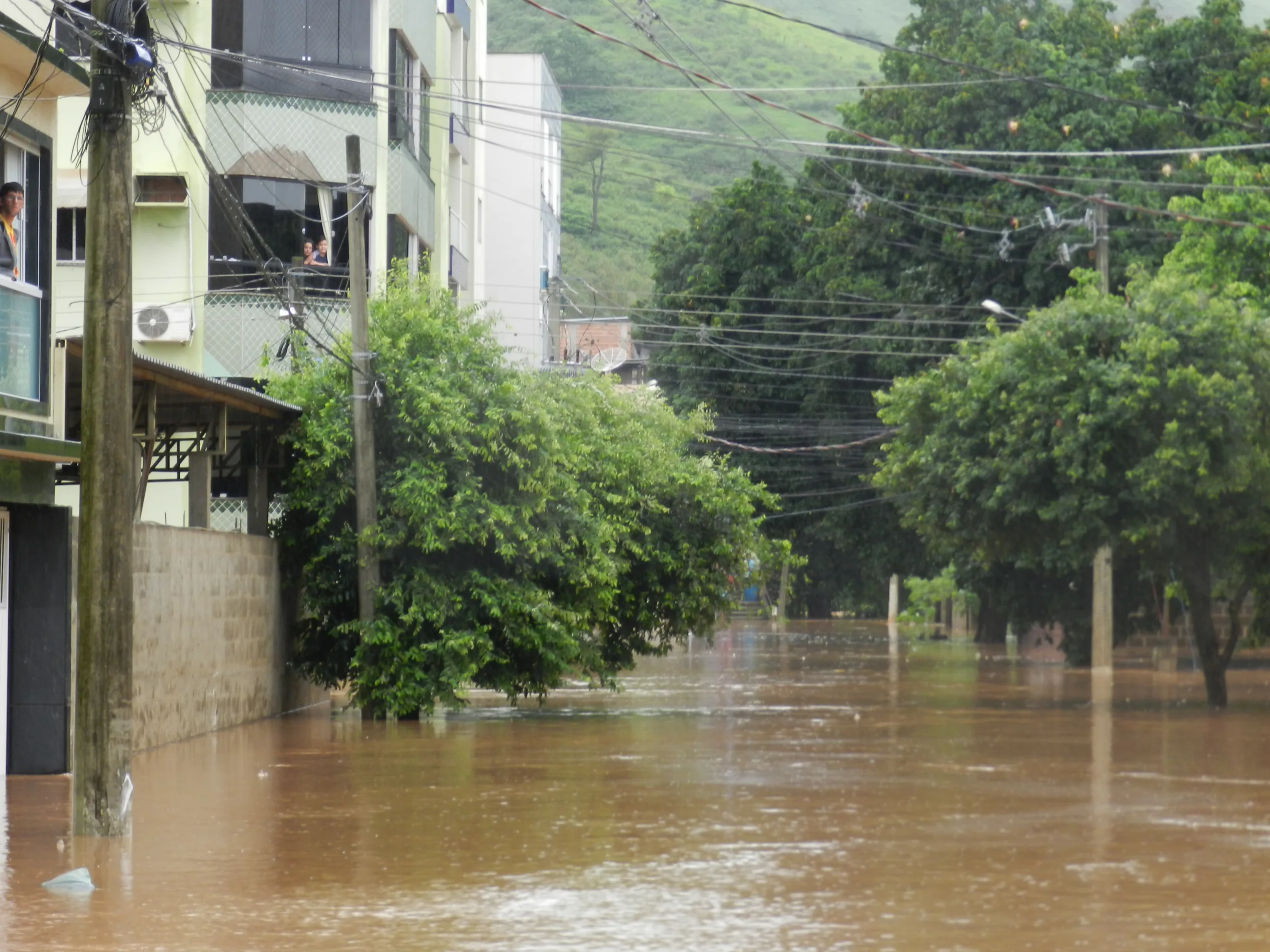 Nível do rio Castelo sobe seis metros, alaga ruas e alerta é mantido pela Defesa Civil