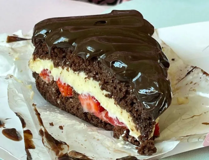 Adoce o fim de semana: bombom aberto com chocolate, leite em pó e morango