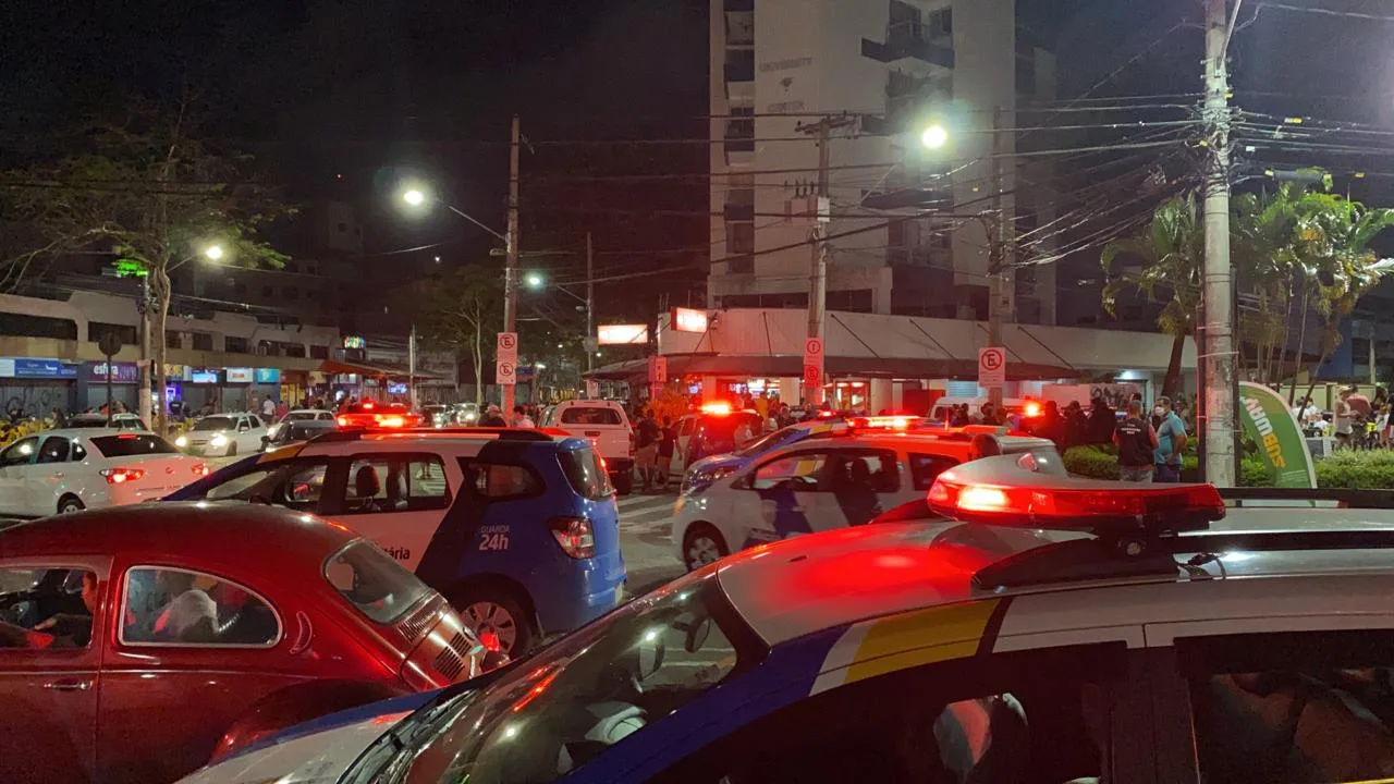 VÍDEO | Operação policial impede festa clandestina e faz apreensões na Rua da Lama, em Vitória