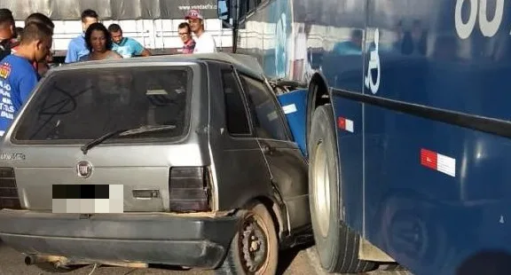 Duas pessoas ficam feridas em acidente entre ônibus e carro na BR-101 em Linhares