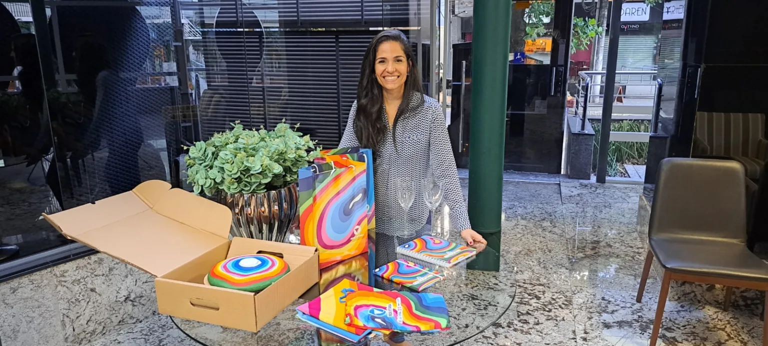 Rede Vitória presenteia parceiros com brindes assinados por artista plástica capixaba