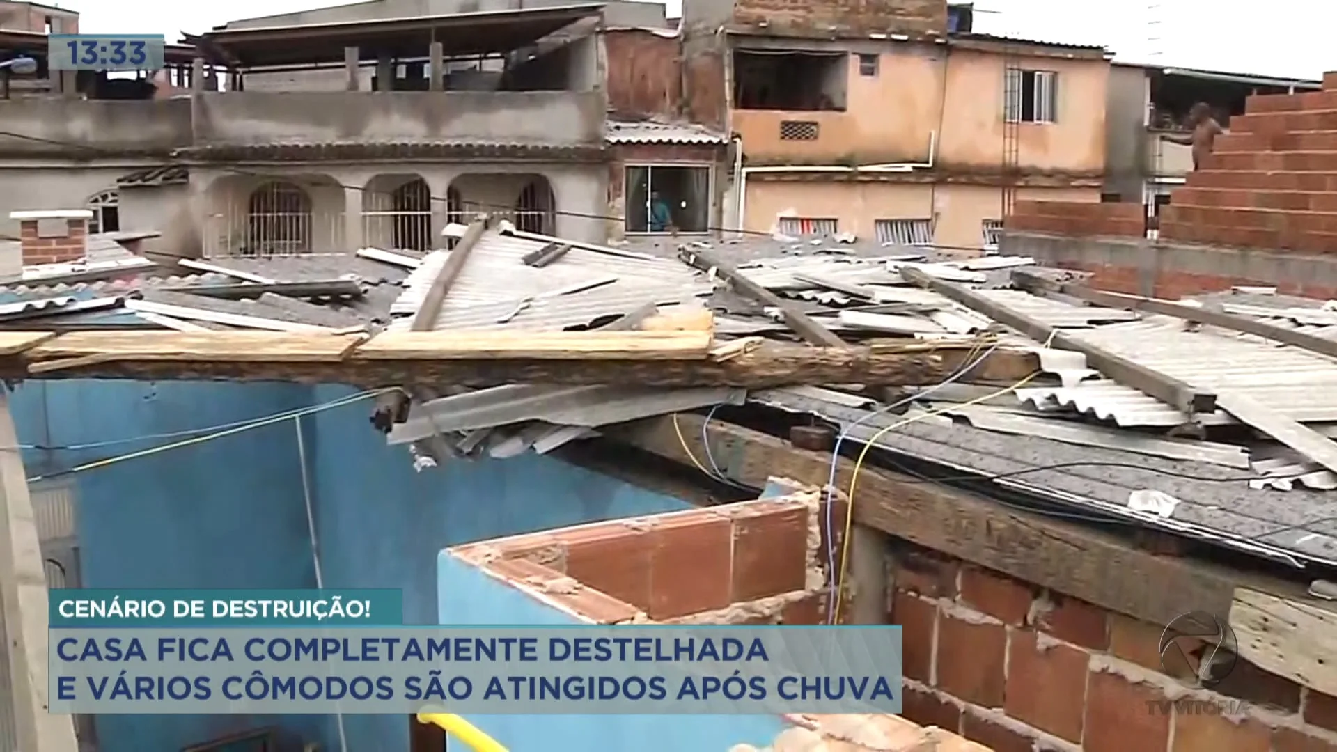 Uma família perdeu praticamente tudo após a casar ser destelhada