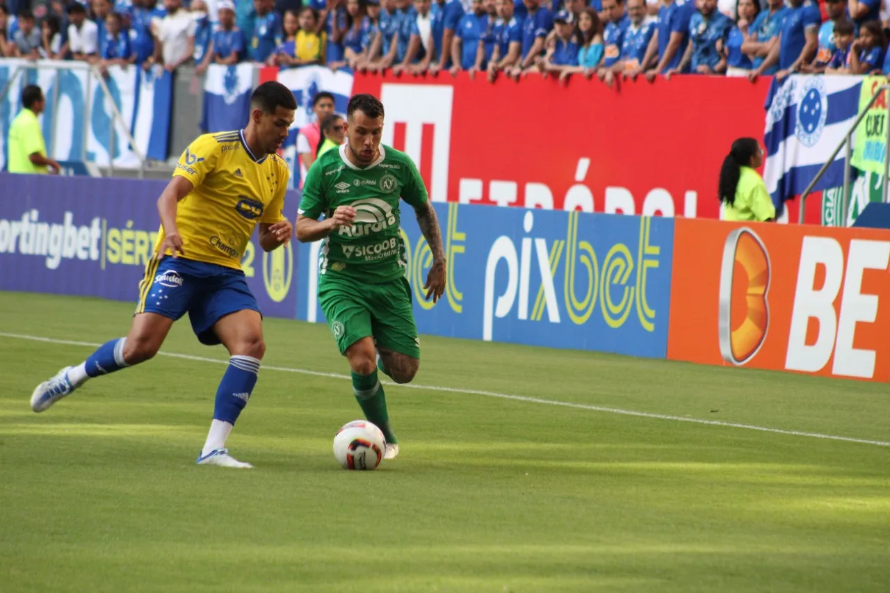 No Mané Garrincha, Cruzeiro sai atrás, mas empata com a Chapecoense pela Série B