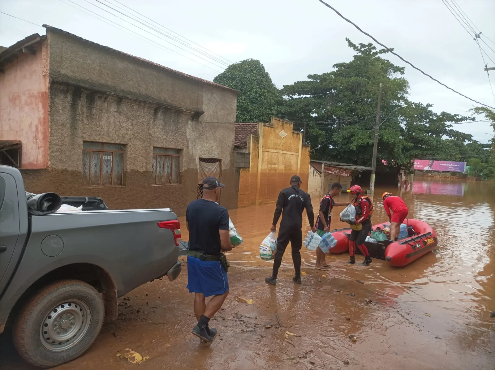 Exército e Marinha reforçam operação de apoio a vítimas da chuva no ES