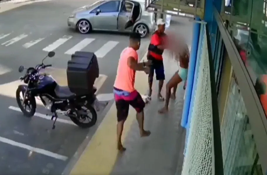 VÍDEO | Homens arrastam mulher pelos cabelos e a obrigam a entrar em carro em Guarapari